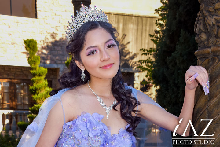 Sesión de Fotos de Quinceañera con uñas decoradas: Guía Definitiva en Mesa, Arizona 4 Sesion de Fotos de 15 Anos Modernas con Poses que Destacan tus Unas 4 Sesión de fotos de 15 años modernas con poses que destacan tus uñas, una princesa con su vestido lila y uñas de color lila