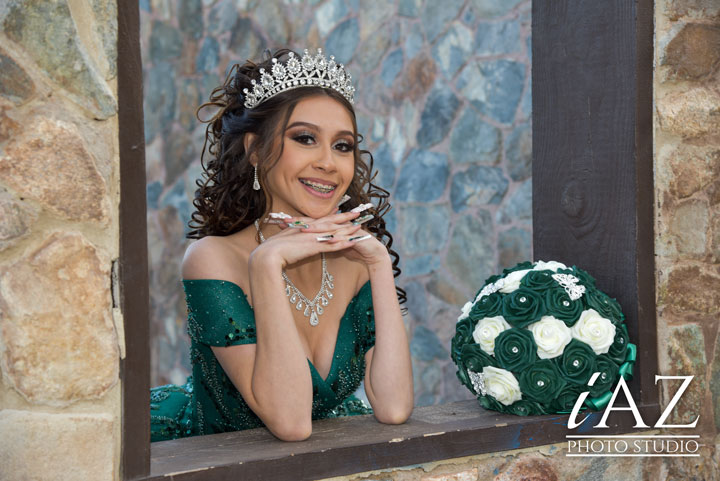 Sesión de Fotos de Quinceañera con uñas decoradas: Guía Definitiva en Mesa, Arizona 5 Inspiracion para Unas de Quinceanera con Paletas de Color y tematica 1 5 Inspiración para uñas de quinceañera con paletas de color y temática, quinceañera posando sus uñas de color verde esmeralda