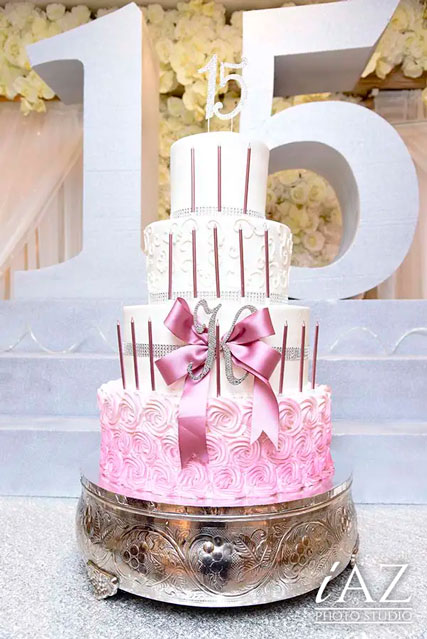 Tendencias en Decoración de Quinceañera 2024 hermoso pastel de quinceanera decorado mesa az 5 Hermoso pastel de quinceañera decorado en Mesa AZ