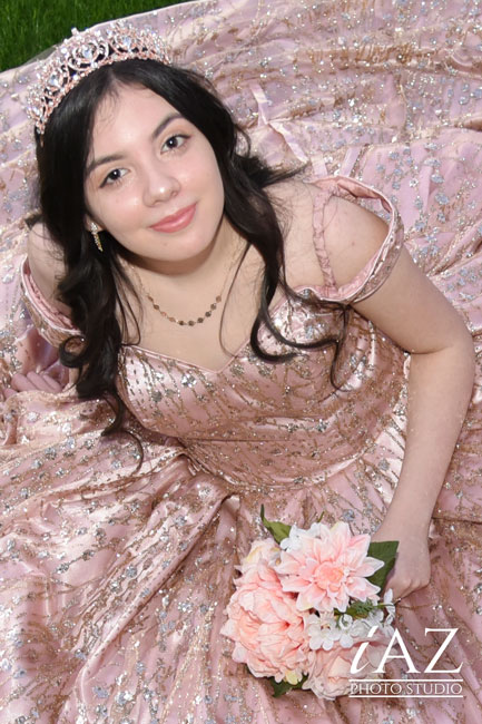 La Importancia de los Accesorios para quinceañera en tu Sesión Fotográfica bella pose de una quinceanera con sus accesorios 6 bella pose de una quinceañera con sus accesorios en el exterior de Mesa Arizona
