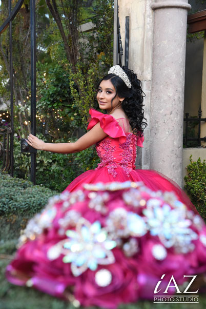 La Importancia de los Accesorios para quinceañera en tu Sesión Fotográfica pose de quinceanera con sus accesorios en un lugar natural de Mesa Arizona 5 pose de quinceañera con sus accesorios en un lugar natural de Mesa Arizona