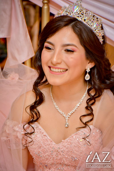La Importancia de los Accesorios para quinceañera en tu Sesión Fotográfica quinceanera con sus bellos aretes 3 quinceañera con sus bellos aretes